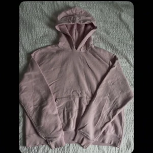 Ljusrosa hoodie - Mysig ljusrosa hoodie med huva.