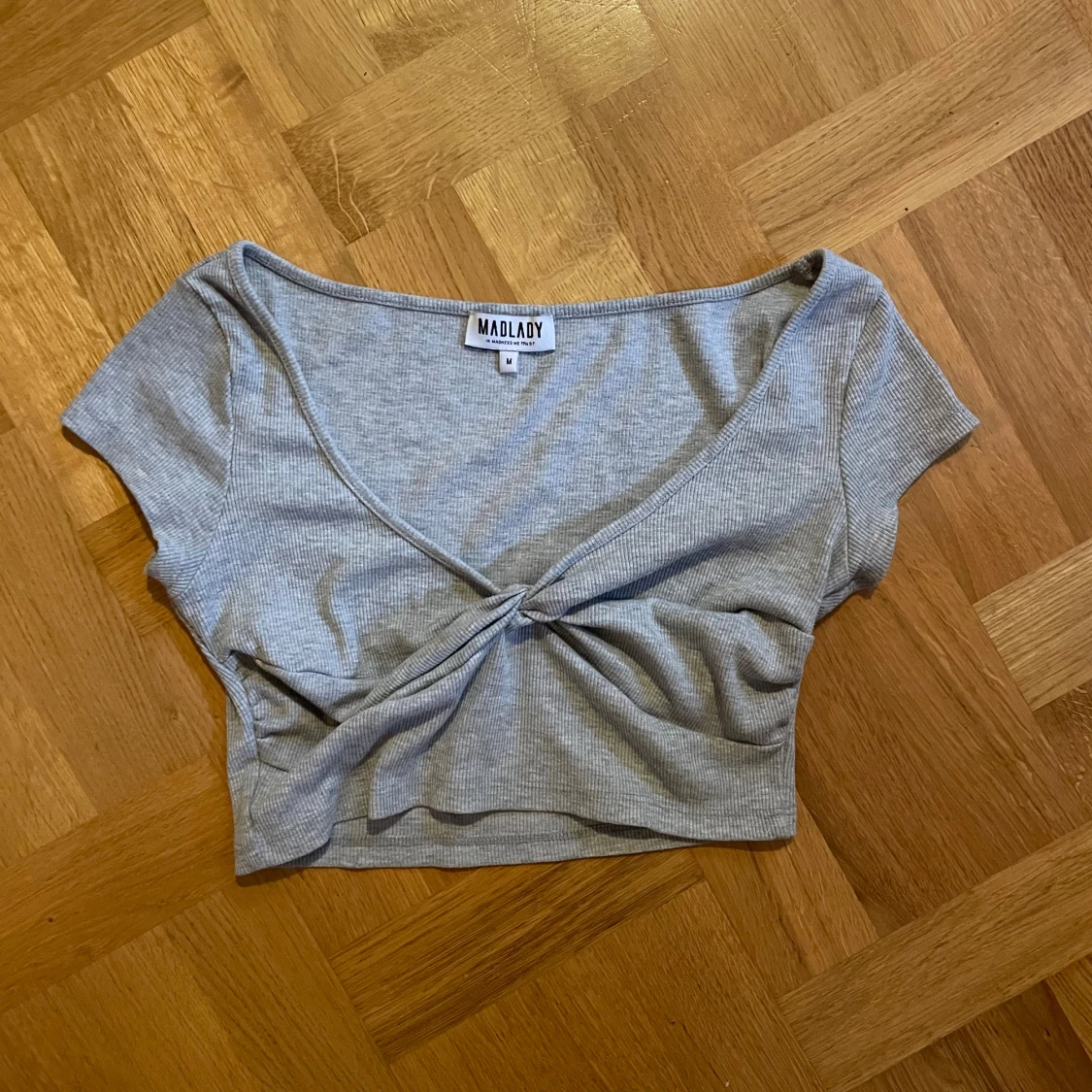 Grå croppad topp från Madlady - 1
