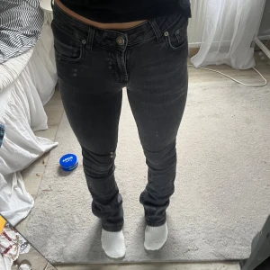 Svarta skinny jeans med låg midja - Svart/gråa jeans från Zara, lågmidjade och är bootcut på dom, är i fin skick och knappt använda. Nypris 399kr.  Hör av dig vid eventuella frågor🩷