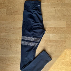 Stronger träningstights - Mörkblå träningstights från stronger i deras klassiska design, några av prickarna i ränderna är slitna men inget man tänker på, har en fick baktill på insidan som är toppen! Skriv vid frågor💜