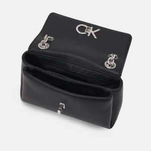 Svart axelväska från Calvin Klein - Säljer en äkta Calvin Klein handväska i svart med silverkedja och CK-logga framtill.   Elegant och tidlös modell, passar både vardag och fest.   Väskan är i mycket fint skick, använd väldigt lite och utan skador.   Nypris ca 1500 kr.    Pris: 650 kr (kan diskuteras vid snabb affär