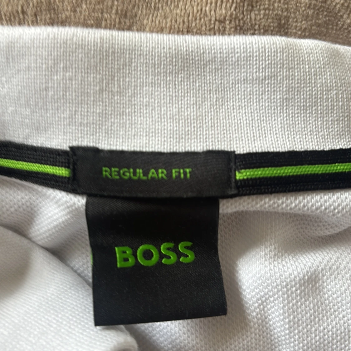 Vit piké från BOSS med svarta detaljer - 3