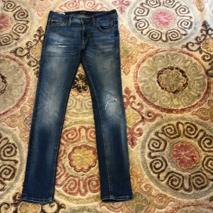 Jack&jones jeans - Jag säljer nu mina jeans pågrund av att jag inte använder dom längre. Dom är i storlek 30/32 och alla slitningar på jeansen är fabriks gjorda. Dem är i väldigt bra skick skriv vid frågor 