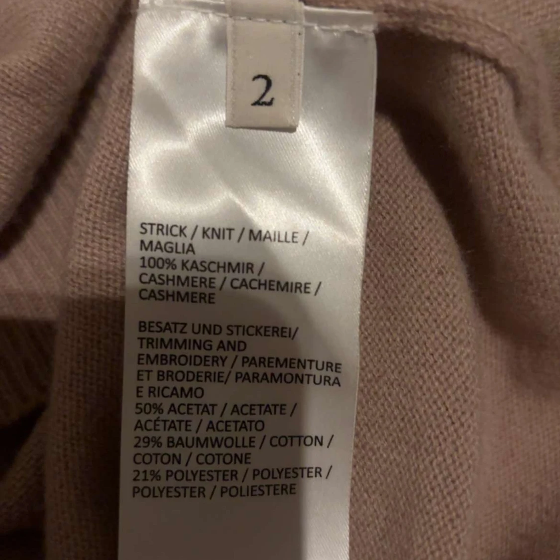 Beige kashmirtröja med svarta detaljer - 2