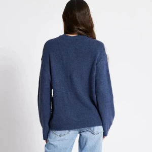 Blå stickad tröja i loose fit - Mysig blå stickad tröja med avslappnad passform och rund hals. Perfekt för lager-på-lager och passar till jeans eller kjol. Långa ärmar och enkel design gör den lätt att matcha.