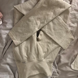 Beige ribbade tränings tights från Aim'n XS - Säljer ett par beigea tränings byxor från Aim'n i storlek XS. De är ribbade, sitter åt på kroppen och ger en fin form!🤍