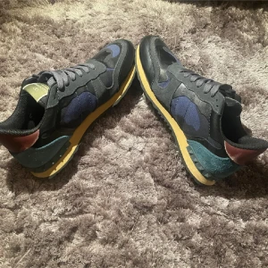 Valentino Rockrunners 43 - Säljer ett par tvärfeta rockrunner storlek 43. Du kan bli riktigt Grisch med dem här fräsarna. Galet bra pris bara för dig min vän ❤️‍🔥‼️🇹🇷Sjukt bra skick då dem var för små för mig 😔Perfekta inför vintern 🥶Hör av er vid frågor‼️Pris går absolut att diskutera om du är trevlig ❤️‼️