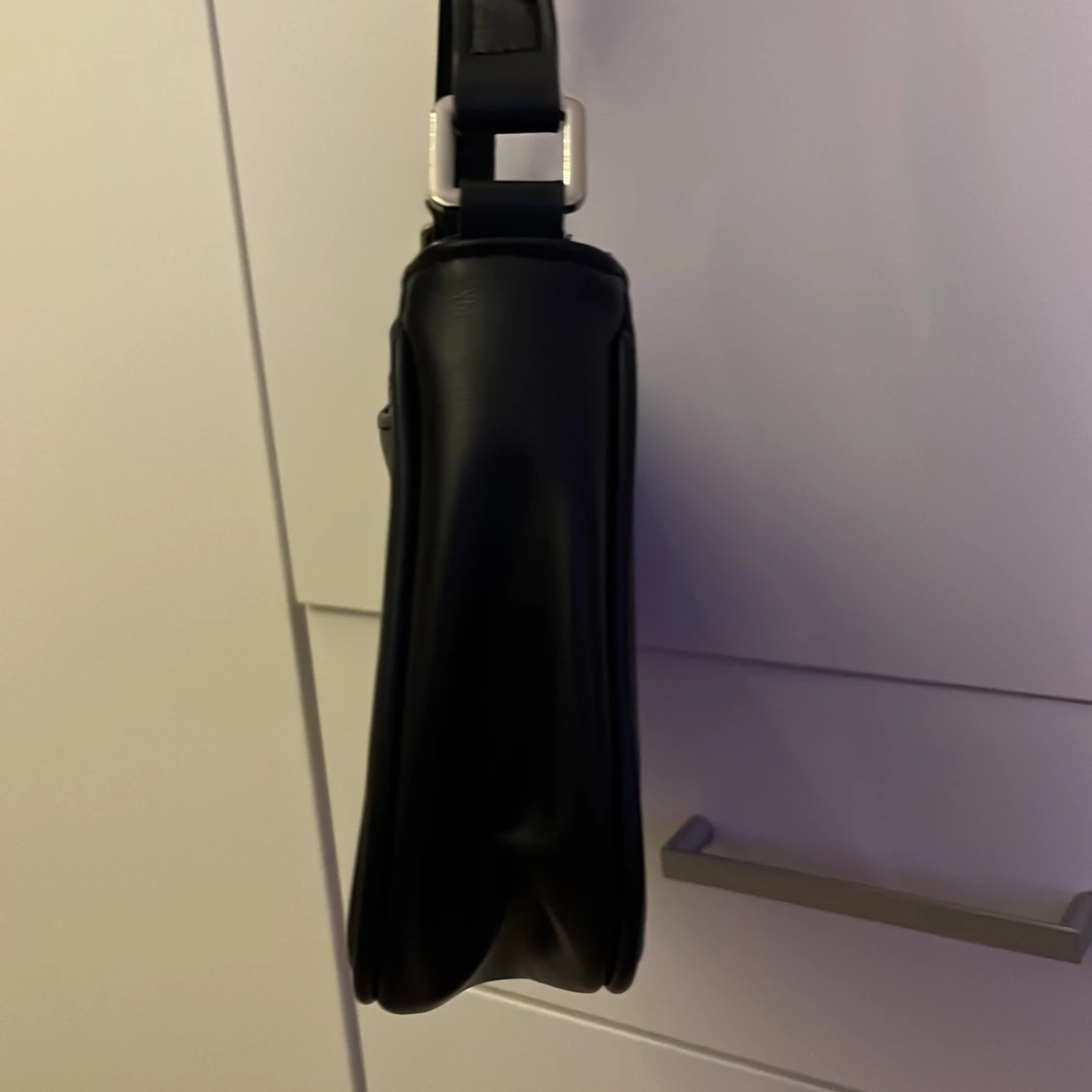 Svart axelväska från Monki - 3