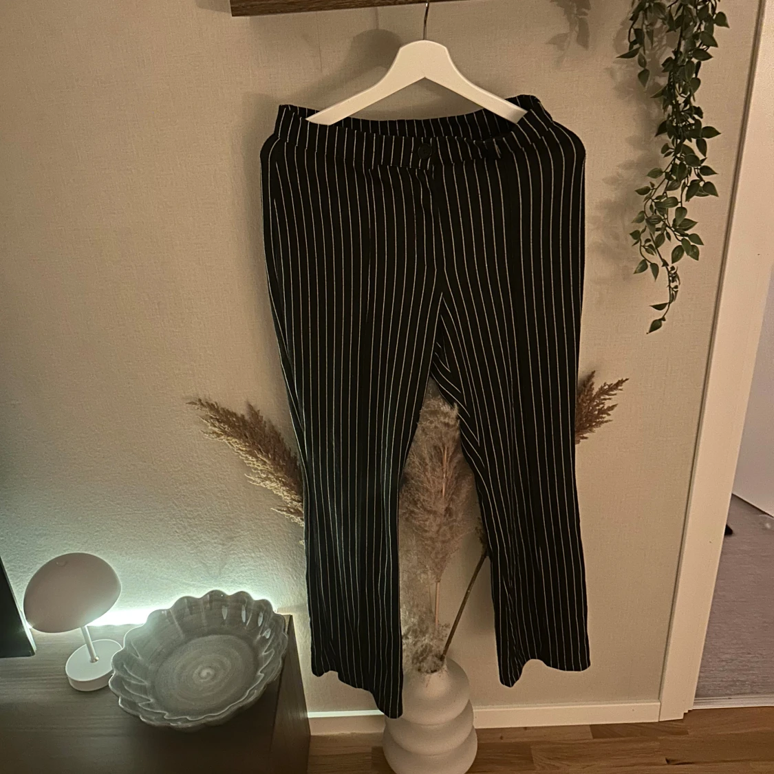 Svarta randiga kostymbyxor från Bubbleroom - 1