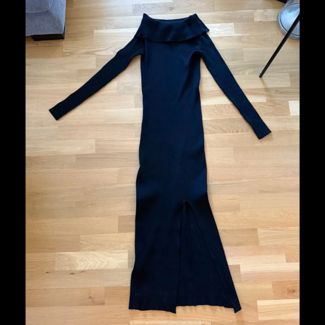 Svart långärmad offshoulder klänning MNG