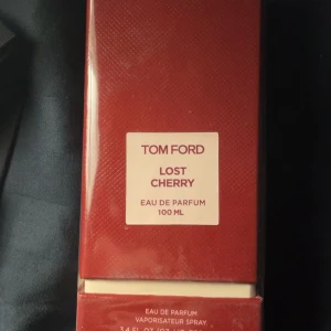 Tom Ford Lost Cherry 100ml - Tom Ford Lost Cherry Eau de Parfum i stor flaska på 100 ml. En exklusiv och trendig parfym som sticker ut i mängden – perfekt för dig som vill ha något unikt i din samling.