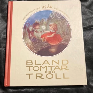 Bland tomtar och troll  - Följ med in i en magisk värld fylld av sagor om älvor, tomtar och troll! Denna jubileumsutgåva bjuder på klassiska och nyskrivna berättelser, vackert illustrerade, som tar dig till fantasins gränsland. Perfekt för dig som älskar äventyr och mystik.