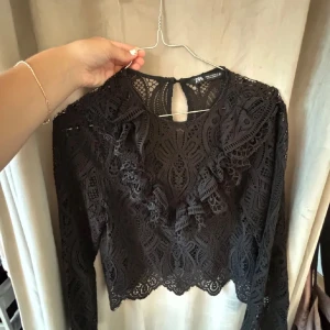 Svart spetsblus från Zara - Supersnygg svart blus från Zara storlek xs