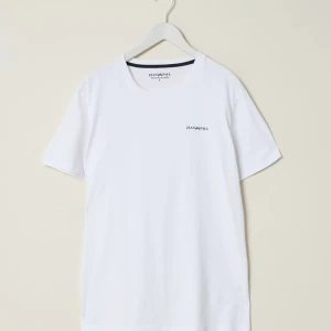 T shirt Jean Paul  - Snygg t shirt från Märket Jean Paul, Storlek M.          Tröjan är sparsamt använd och inga defekter! Pris 200kr ( Stolek M