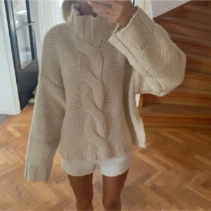 Beige stickad tröja med flätmönster - Säljer denna superfina och populära stickade tröjan från Zara. Den är helt slutsåld på hemsidan💕