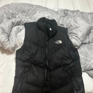Svart dunväst från The North Face - Knappt använd, går ner i pris vid snabb affär