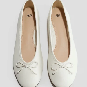 Ballerina skor - Gulliga vita ballerina skor i storlek 35. Använda en gång 💕