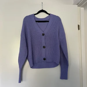 Stickad tröja - Fin stickad tröja från Vero moda. Xs men passar även S. Endast använd fåtal gånger. Inga anmärkningar. Perfekt till hösten!!