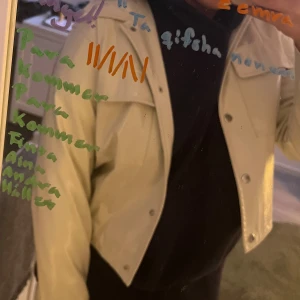 Créme vit skinnjacka från NLY Trend - Säljer en beige skinnjacka från NLY Trend i storlek 36. Jackan har klassisk krage, två stora bröstfickor med lock och knappar framtill. Snygg croppad modell som passar till många outfits. Perfekt för dig som vill ha en stilren och trendig look. Jag bär oftast storlek M/L och på mig passar jackan perfekt om man vill ha den lite mer kroppad och ”tajt.” Om man köper den i storlek 36 blir den nog mer oversized. 