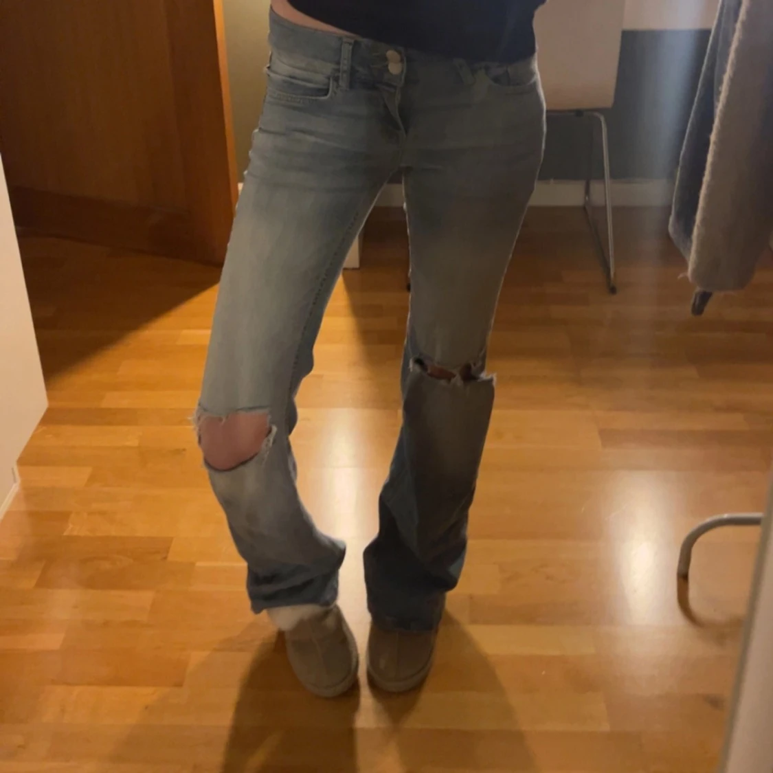 Ljusa jeans med slitningar - 91
