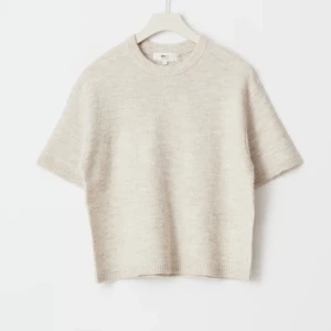 Beige stickad kortärmad tröja - Supermjuk och stilren beige stickad tröja från gina tricot. Aldrig använd 