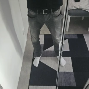 Replay Anbass grå slim jeans - Säljer ett par Replay Anbass Hyperflex jeans i grått. Slim fit-modell med klassisk femficksdesign och snygga slitningar. Jeansen är stretchiga och sitter tajt men bekvämt. Perfekta för dig som gillar en modern och stilren look. Pris kan diskuteras!