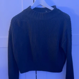 Svart stickad tröja med ribbad krage - Säljer en svart stickad tröja 