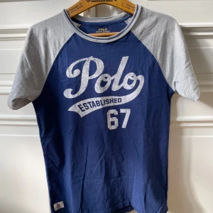 Vintage Ralph Lauren T-shirt - Tja säljer en vintage Ralph lauren tisha, den är inte särskilt använd och har sköna detaljer. Hör av er vid frågor!