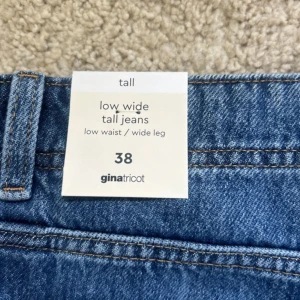 Blå wide leg jeans från Gina Tricot - Low wide tall jeans från grina tricot  storlek 38, aldrig använda