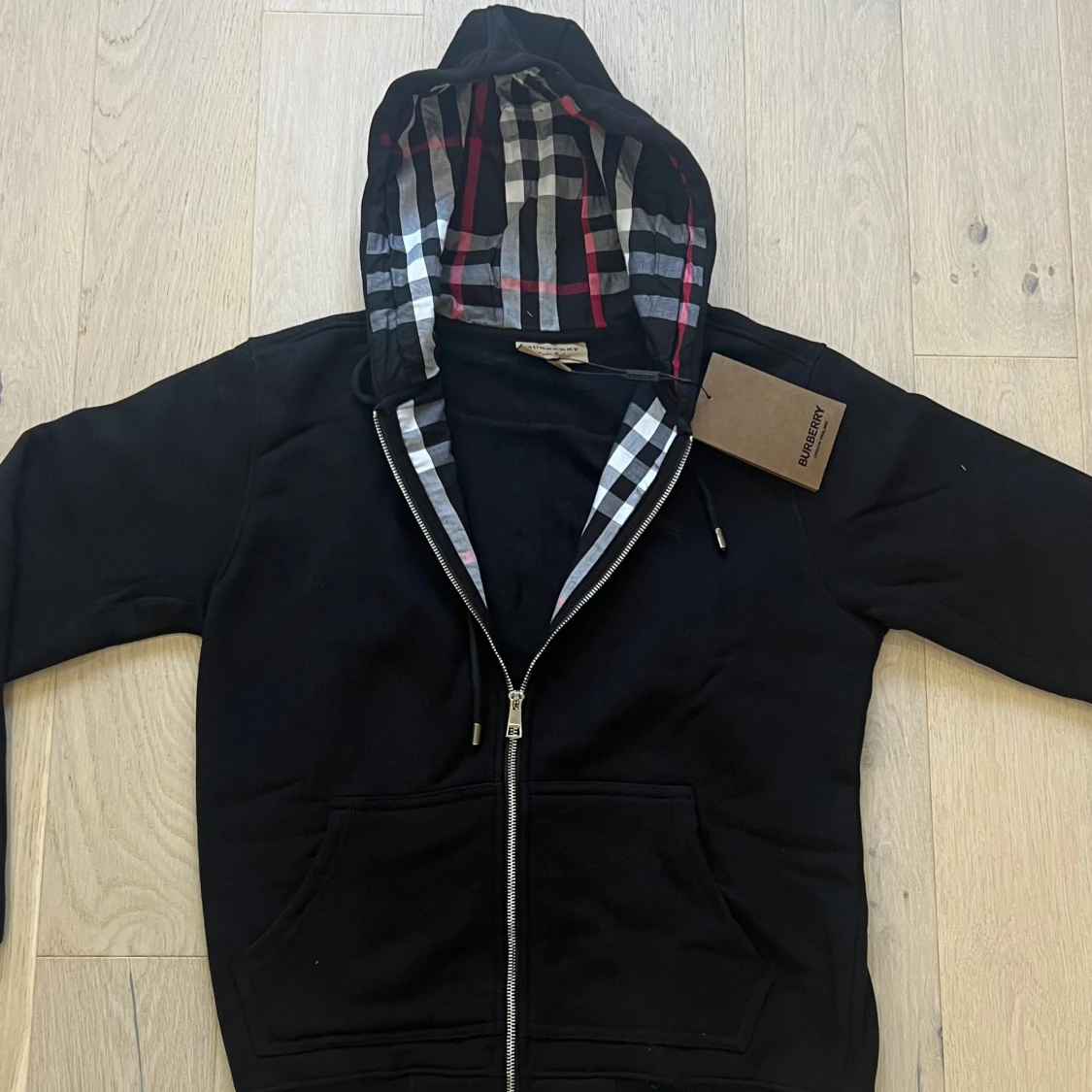 Svart Burberry hoodie med rutig huva