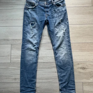 Jeans - Tjena säljer nu dessa unika mörkblåa jeans i storlek 32/32 ifrån Jack & Jones! Unika i sitt slag, tillverkas ej i Sverige | modell: Slim Glenn | skriv i dm vid funderingar! Priset är ej hugget i sten 🙌