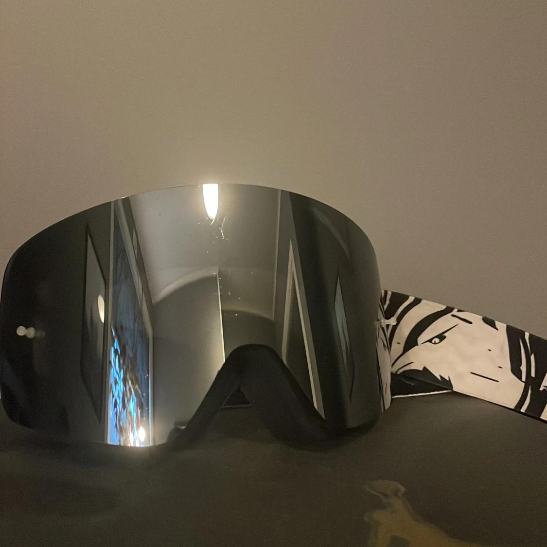 Svarta raven crossgladögon med spegellins