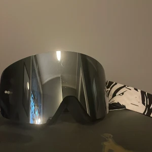 Svarta raven crossgladögon med spegellins - Inte så använda.Några små repor i glaset