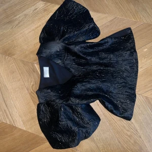 Svart  skimmrig blus - Supersnygg svart blus från neo noir, använd en gång endast