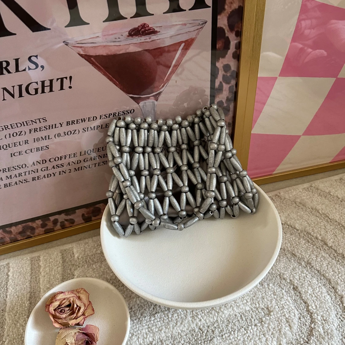 Silvrig pärlbeströdd kuvertväska