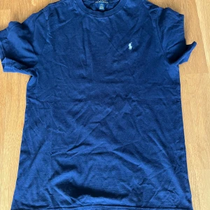Ralph Lauren T-shirt - En riktigt snygg T-shirt i mycket bra skick allt är som nytt. Storleken är S/M. Tveka inte att fråga om du har någon fråga så svarar jag inom kort☺️