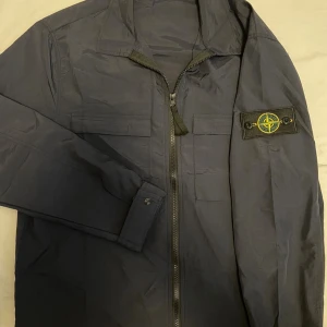 Stone Island jacka - Overshirt från Stone Island som passar perfekt under våren och hösten, ny skick, storlek M