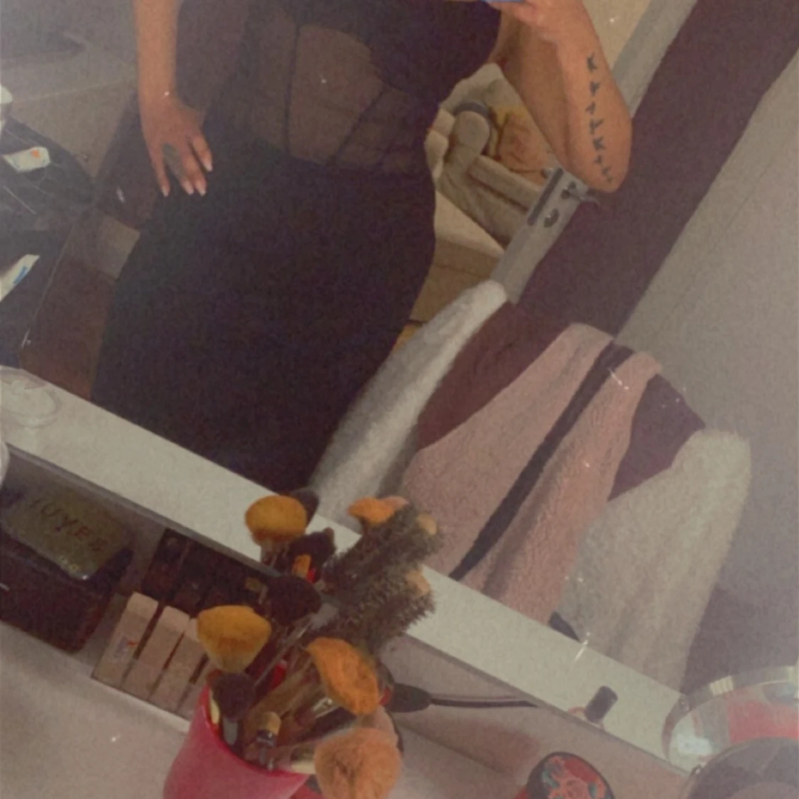 Svart långklänning med meshdetaljer - 2