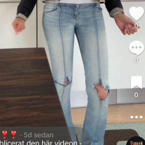 Ljusblå jeans med slitna knän - Ljusblåa jeans med hål och ingen midja!😊