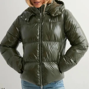 Vinterjacka Nelly - Säljer en oanvänd jacka från Nelly. Slutsåld på hemsidan. Säljer pågrund av storleken.