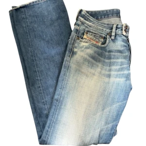 Diesel Jeans bootcut - Riktigt sköna jeans från diesel, lite bootcut och skön wash och slitningar!