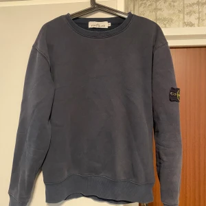 Mörkblå Stone Island sweatshirt  - Mörkblå stone island sweatshirt som är i bra skick och inga slitningar. Är i storlek M men skulle säga att den passar S också för jag är 180 och den är lite liten i armarna. Skriv privat för bilder när den sitter på. 