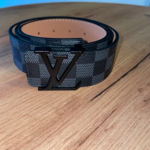 Louis Vuitton rutig svart bälte - Tjenare! Säljer detta feta lv bälte i storlek 110! Skriv om ni har någon fråga👍 fraktar snabbt 