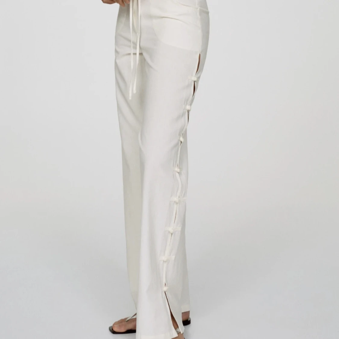 Vita linnebyxor med knyt och slits från mango - 4