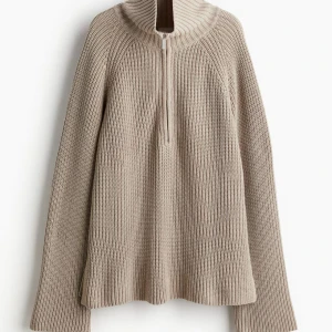 ribbstickad tröja med dragkedja  - en varm och skön tröja från h&m i nytt skick, använd endast få gånger 💕