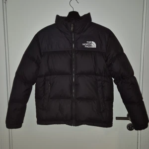North face dunjacka  - Säljer min jättefina svarta North face vinterjackan i storlek ungdom xl. Den är i superbra skick och har inga defekter, den är köpt för kanske 2 år sedan för ungefär 3200kr. Pris kan diskuteras.