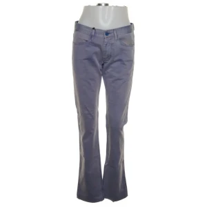 Ljuslila bootcut jeans från Acne - Snygga ljuslila jeans från Acne med bootcut-snitt och klassisk femficksdesign. Byxorna har normal passform och är tillverkade i ett mjukt bomullsmaterial. Perfekt för dig som vill sticka ut med färg och stil. Jag har sytt dom lågmidjade (3:e bilden) skriv vid fler frågor❤️