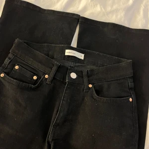 Svarta utsvängda jeans, Gina Tricot - Svarta jeans från Gina Tricot. Utsvängda ben och normal passform. Har endast använt några få gånger och är i bra skick. Köpta för 499kr. 