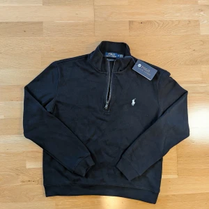 Helt ny quarter zip från Ralph Lauren  - Aldrig använd, prislapp finns kvar. Kvitto finns även! Köpt hos Ralph Laurens hemsida, men säljes för att den var för liten.   Storlek M men väldigt liten i storleken så passar xs/ s mer, så ungefär 165 cm.  Axelbredd är 47 cm Längdmått är 60 cm   Lägg gärna ett bud eller kolla in mina andra Ralph Lauren plagg