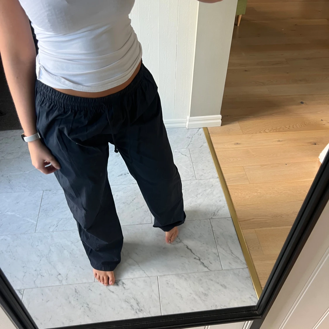 Marinblå byxor med snörning